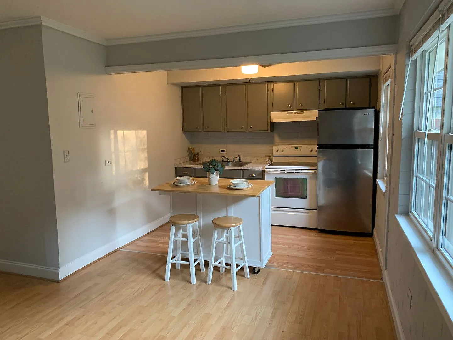 Charming One Bedroom Apartment In The Heart of Plaza Midwood! — Photo 3