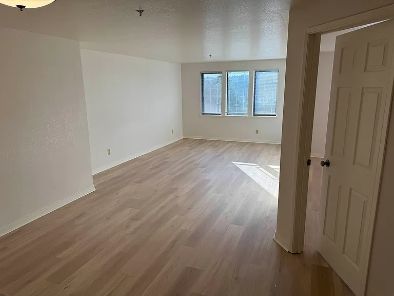 Portage Bay Apartments — Photo 9