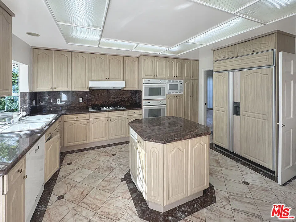 4 bed, 4.0 bath, 3986 sqft, $6,200 — Photo 3