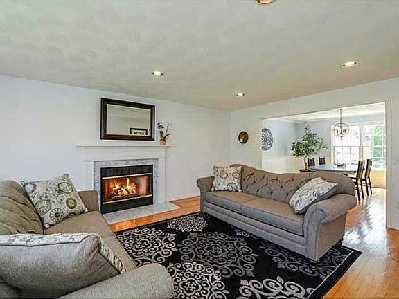 3rd image of 15 Bassett Cir