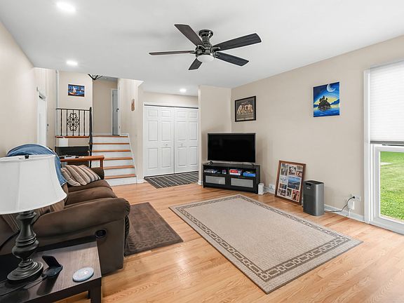 4th image of 1015 S Leslie Ln