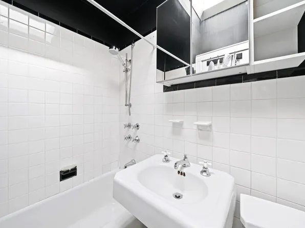 498 Bergen Street image 10 of 11