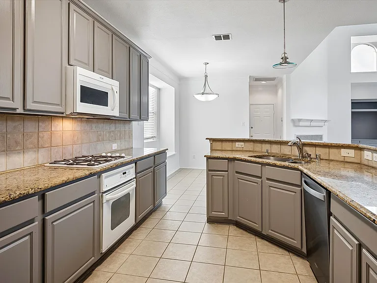 4401 Caledonia Creek Ln — Photo 8