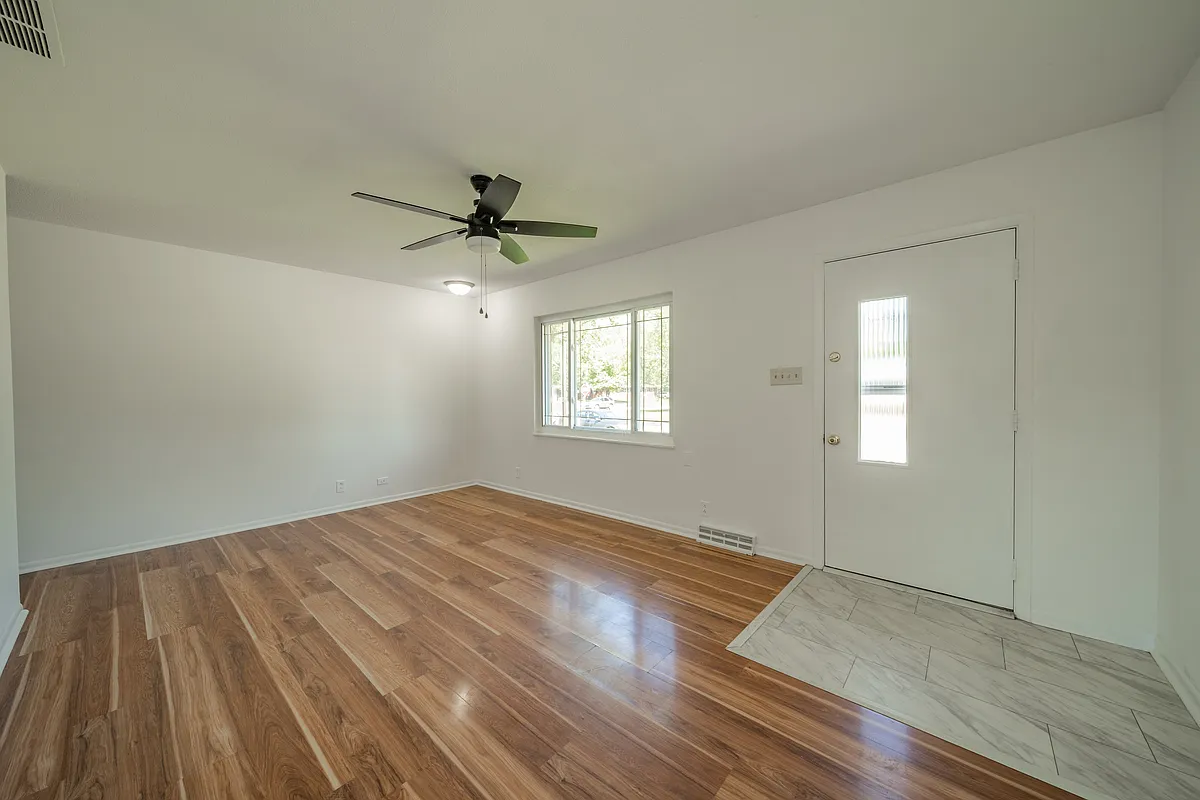 Building Photo - 7879 Hollybrook Ln