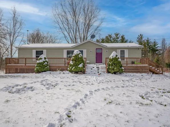 9265 Rolston Rd, Gaines, MI 48436