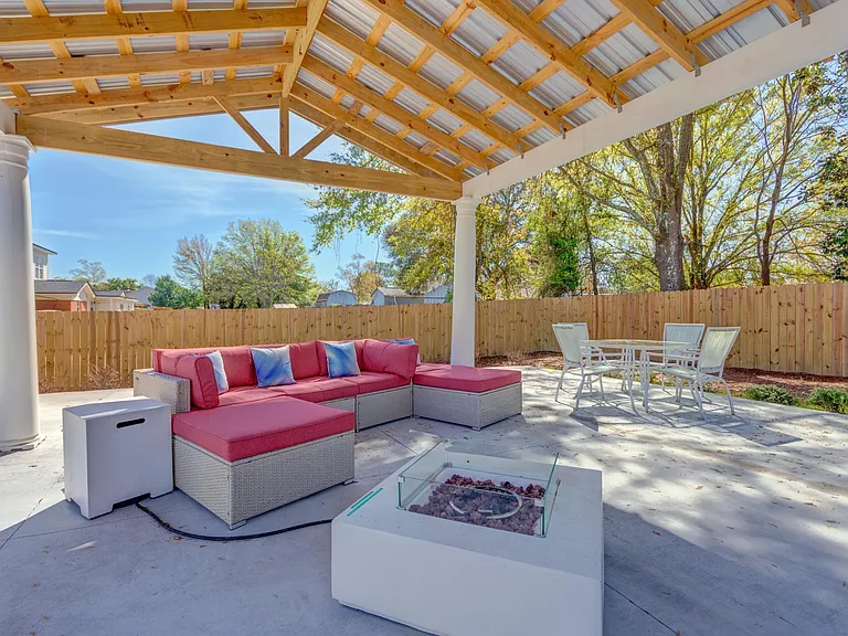3241 Maplewood Dr — Photo 12
