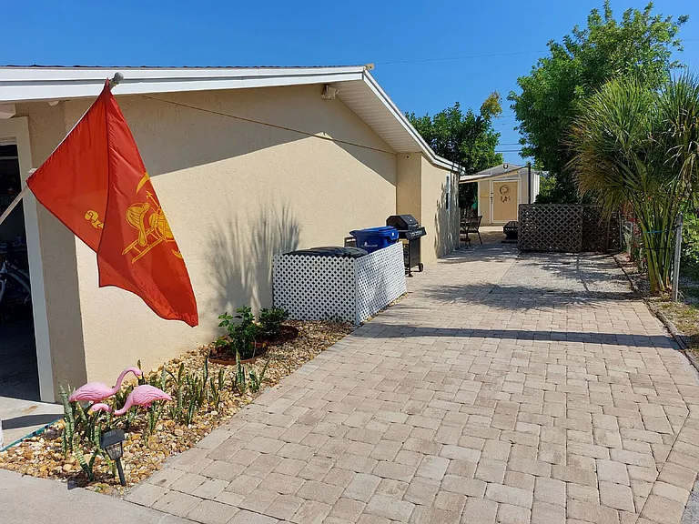 1541 Crest Dr — Photo 22