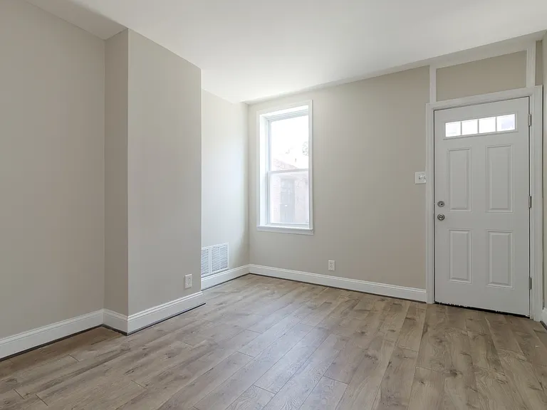 2318 Hunter St — Photo 2