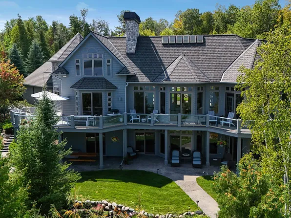 8545 Spinnaker Ln, East Jordan, MI 49727