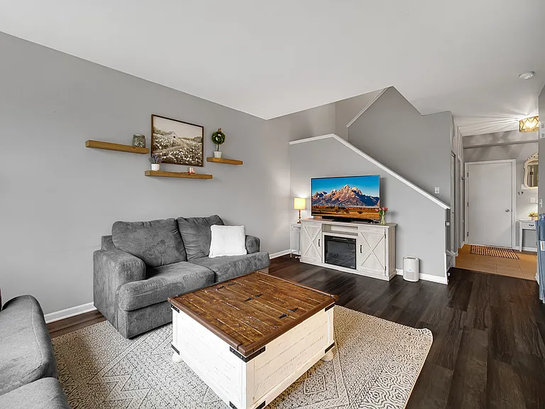 1882 N Wentworth Cir — Photo 11