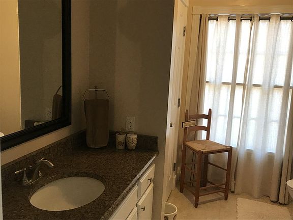 5th image of 75 Sunnyside Dr