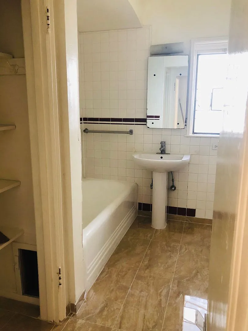 Lindbrook Apartments — Photo 2