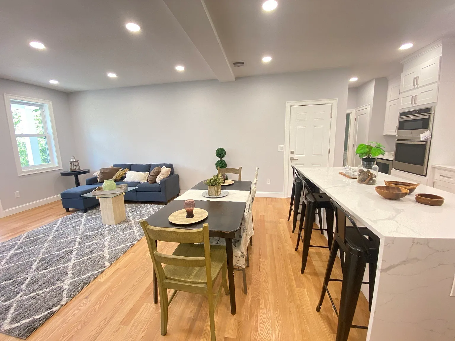 3 bed, 2.5 bath, 2100 sqft, $3,700 — Photo 3