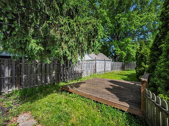 5th image of 25671 Farringdon Ave