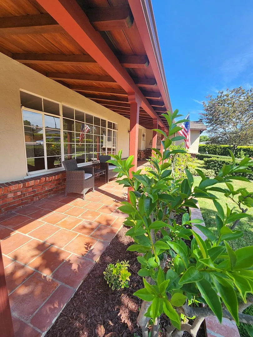 Single Story 2 Bedroom House on Large Lot in La Mesa — Photo 2