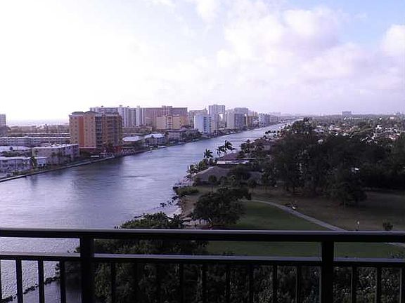 2nd image of 2880 NE 14th Street Causeway #1009