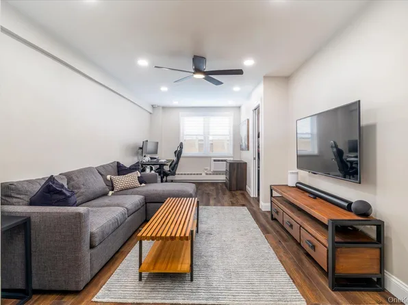 370 W Broadway #3M, Long Beach, NY 11561