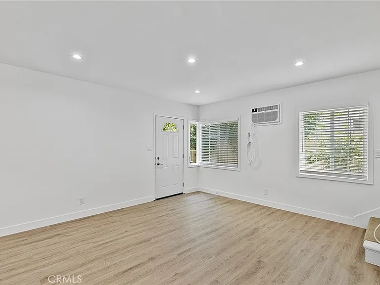 5339 1/2 Bellingham Ave — Photo 5