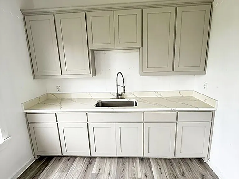 108 W Walnut St — Photo 2