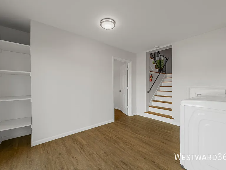 325 E Lake St — Photo 2