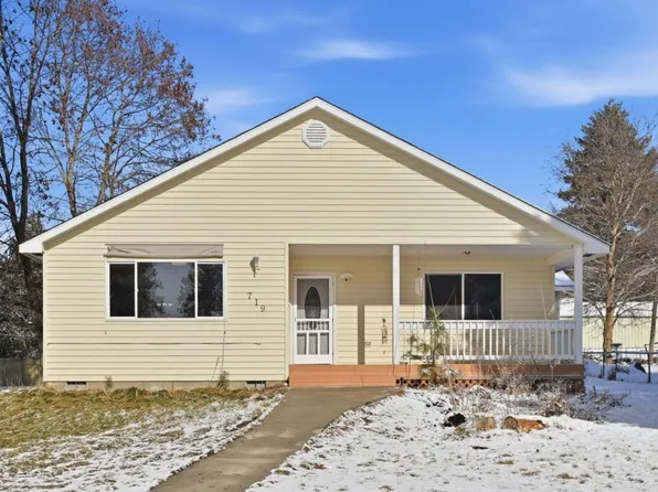 719 E B St, Deer Park, WA 99006