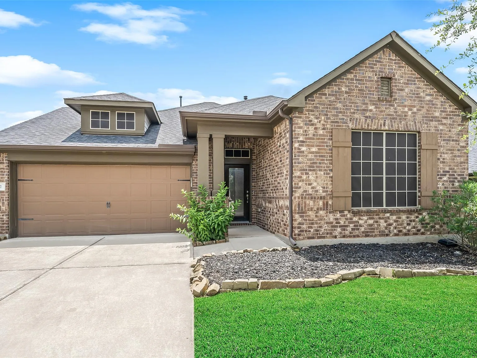 3 bed, 2.0 bath, 1703 sqft, $2,100 — Photo 2