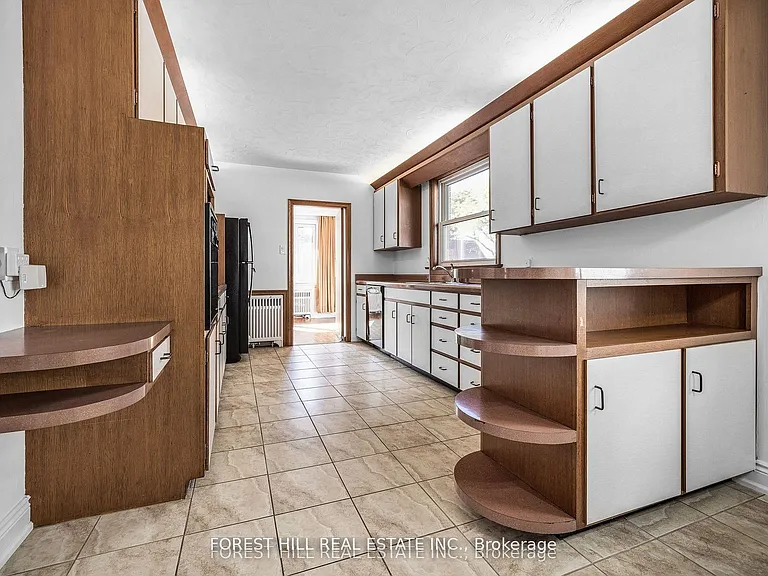 18 Irvington Cres — Photo 8