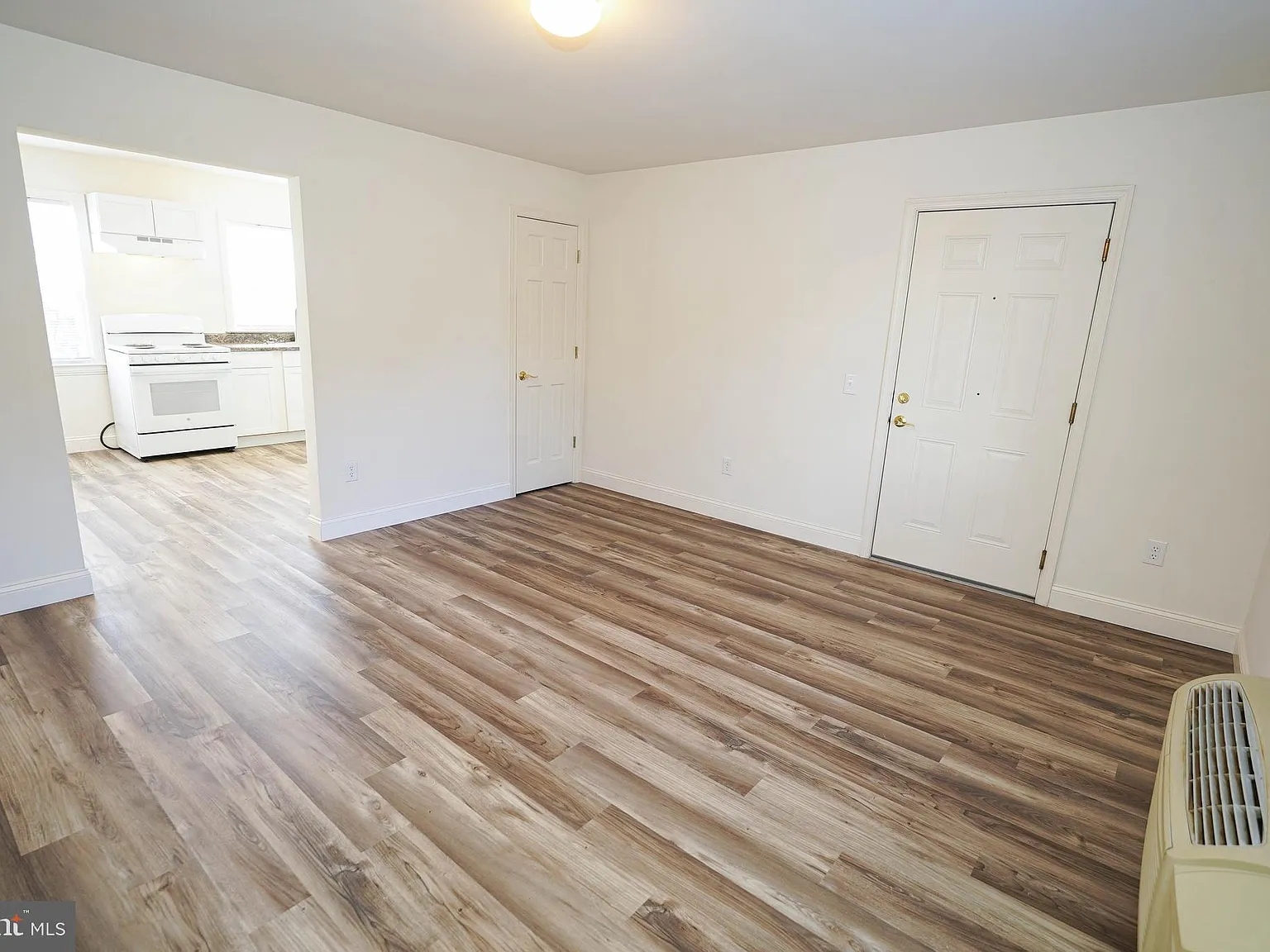 2 bed, 1000 sqft, $1,195 — Photo 3