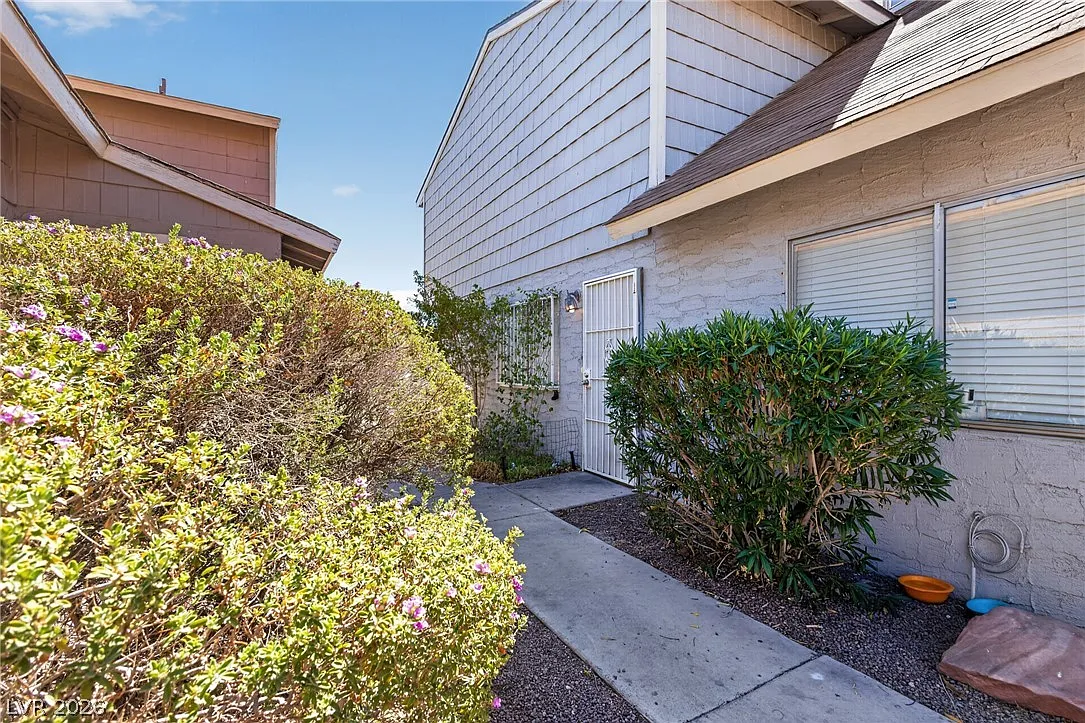 2 bed, 2.0 bath, 3748 sqft, $1,300 — Photo 2