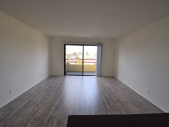 4th image of 11760 Hamlin St #205