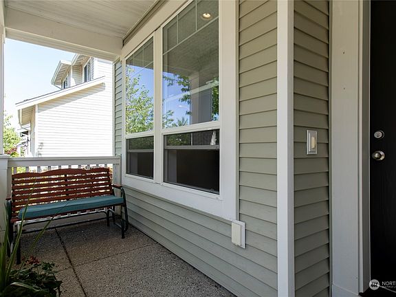 3rd image of 926 Ebbets Drive SW