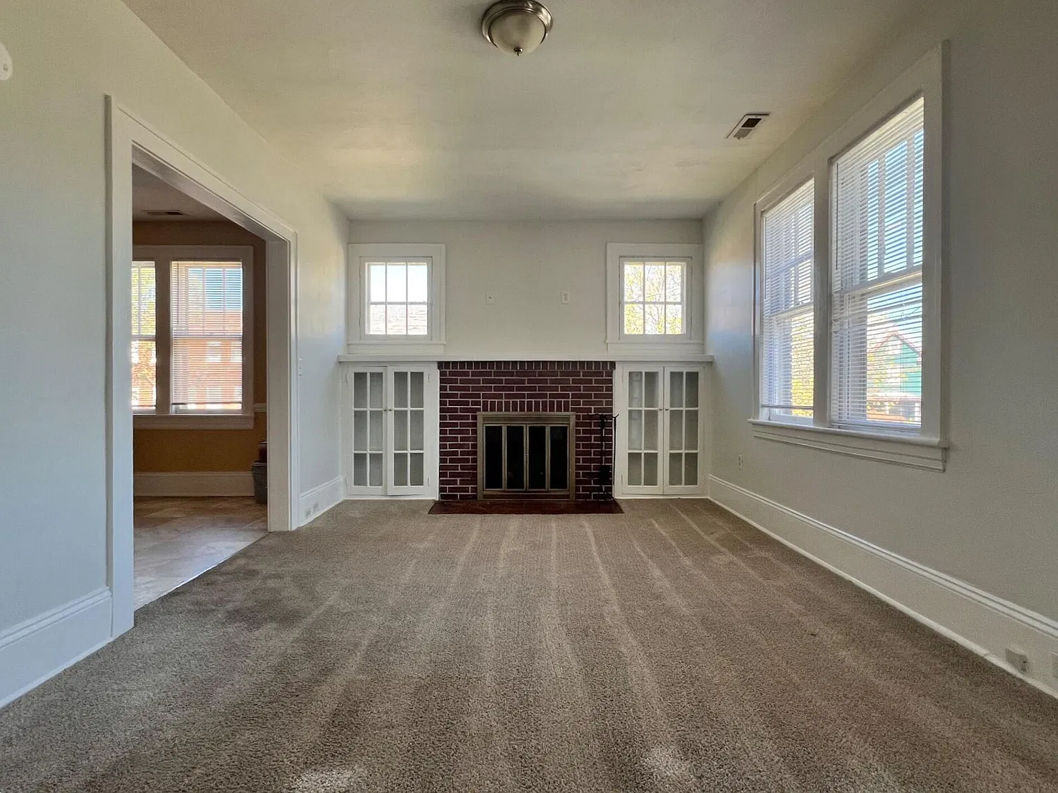 3 bed, 1.0 bath, 900 sqft, $1,160 — Photo 2