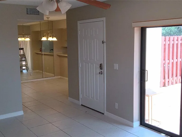 3841 Victoria Dr #14D — Photo 3