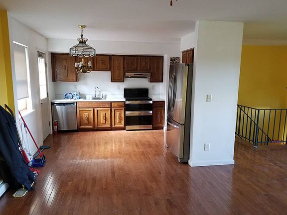 4th image of 25 Dussenbury Dr