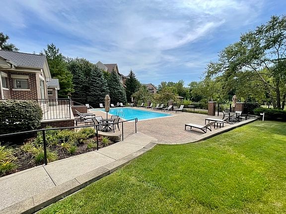 5th image of 425 Village Grn Unit 512