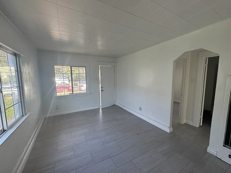 1076 Mira Mar Ave — Photo 3