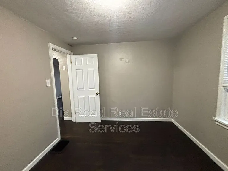 144 Niagara Ave — Photo 15