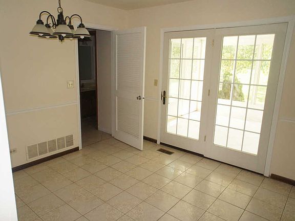 4th image of 3100 Winchester Ct E