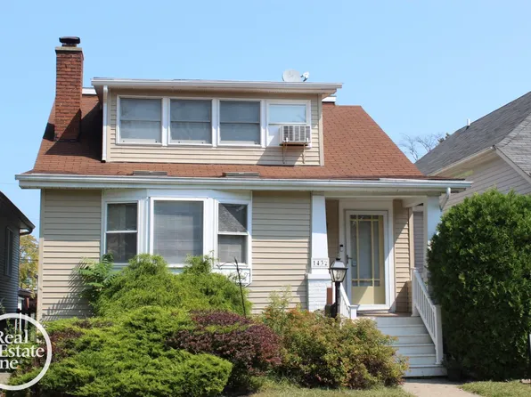 1432 Lakepointe St, Grosse Pointe Park, MI 48230