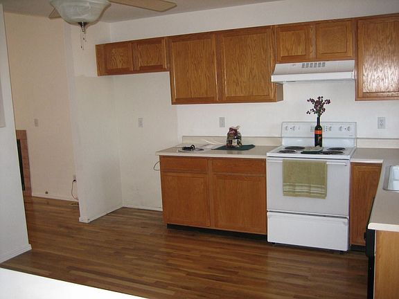 Kitchen w/ hardwood floors