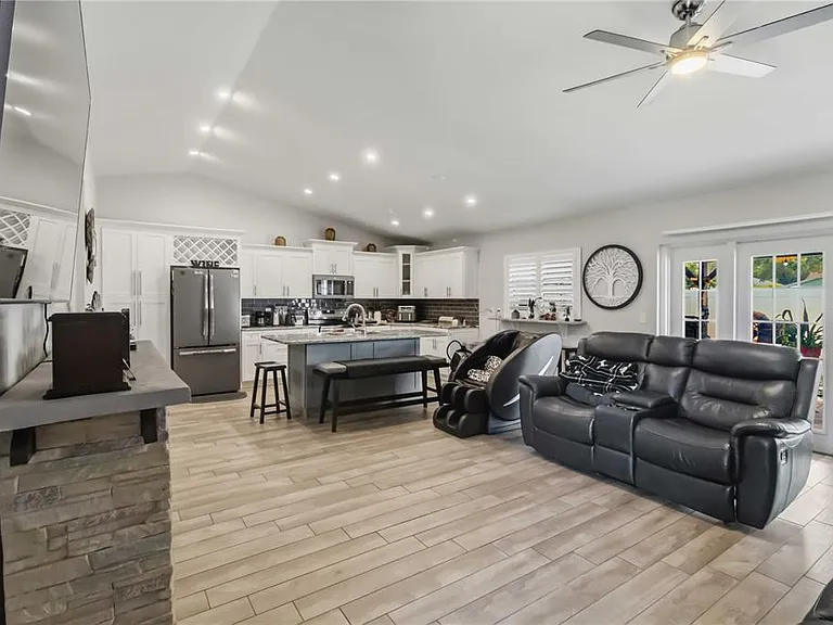 10327 Parkcrest Dr — Photo 5