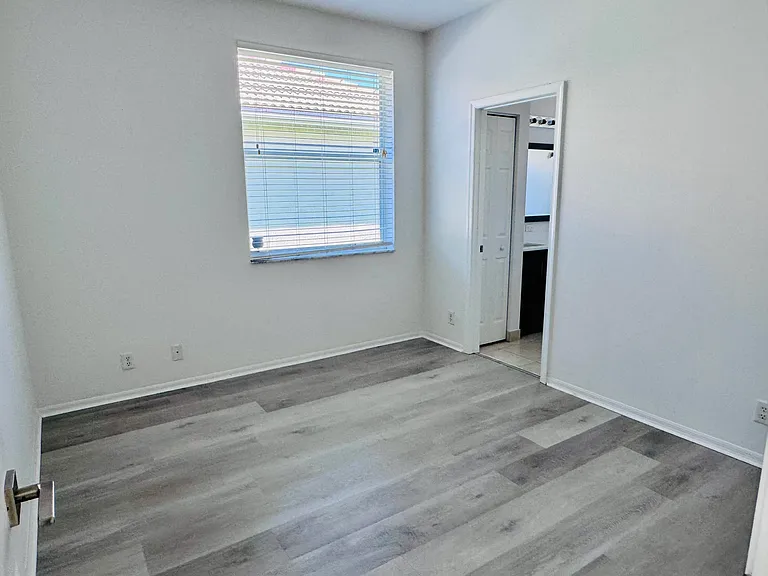 9360 Cove Point Cir — Photo 18