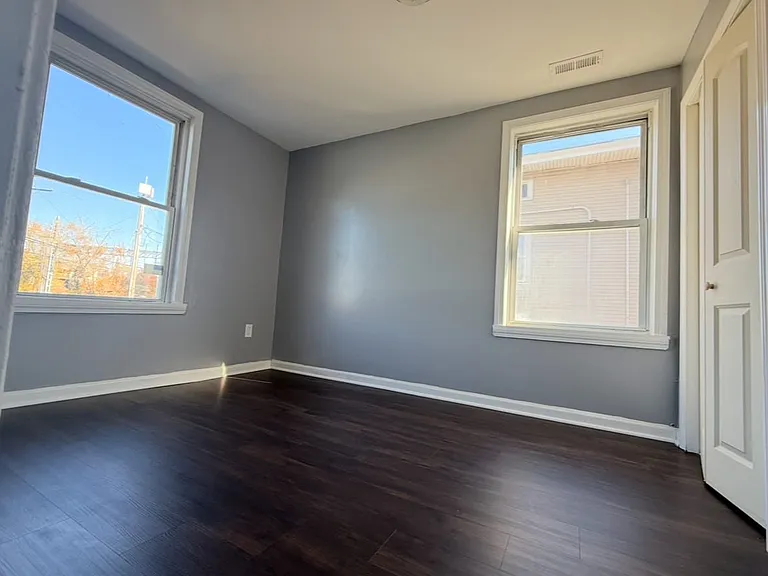 26 Clarence St #2 — Photo 7