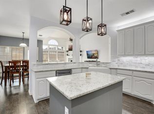 402 Buttercup Ct, Mansfield, TX 76063