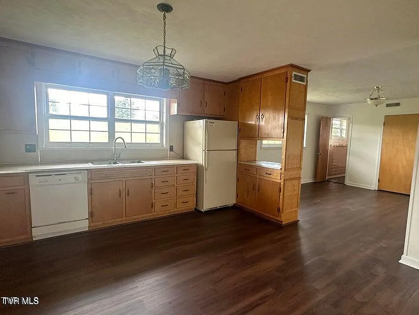 2 bed, 1.5 bath, 1421 sqft, $1,600 — Photo 4