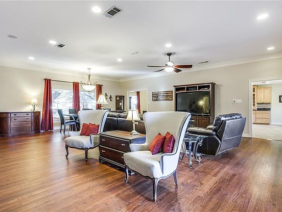 4th image of 6739 Greenwich Ln