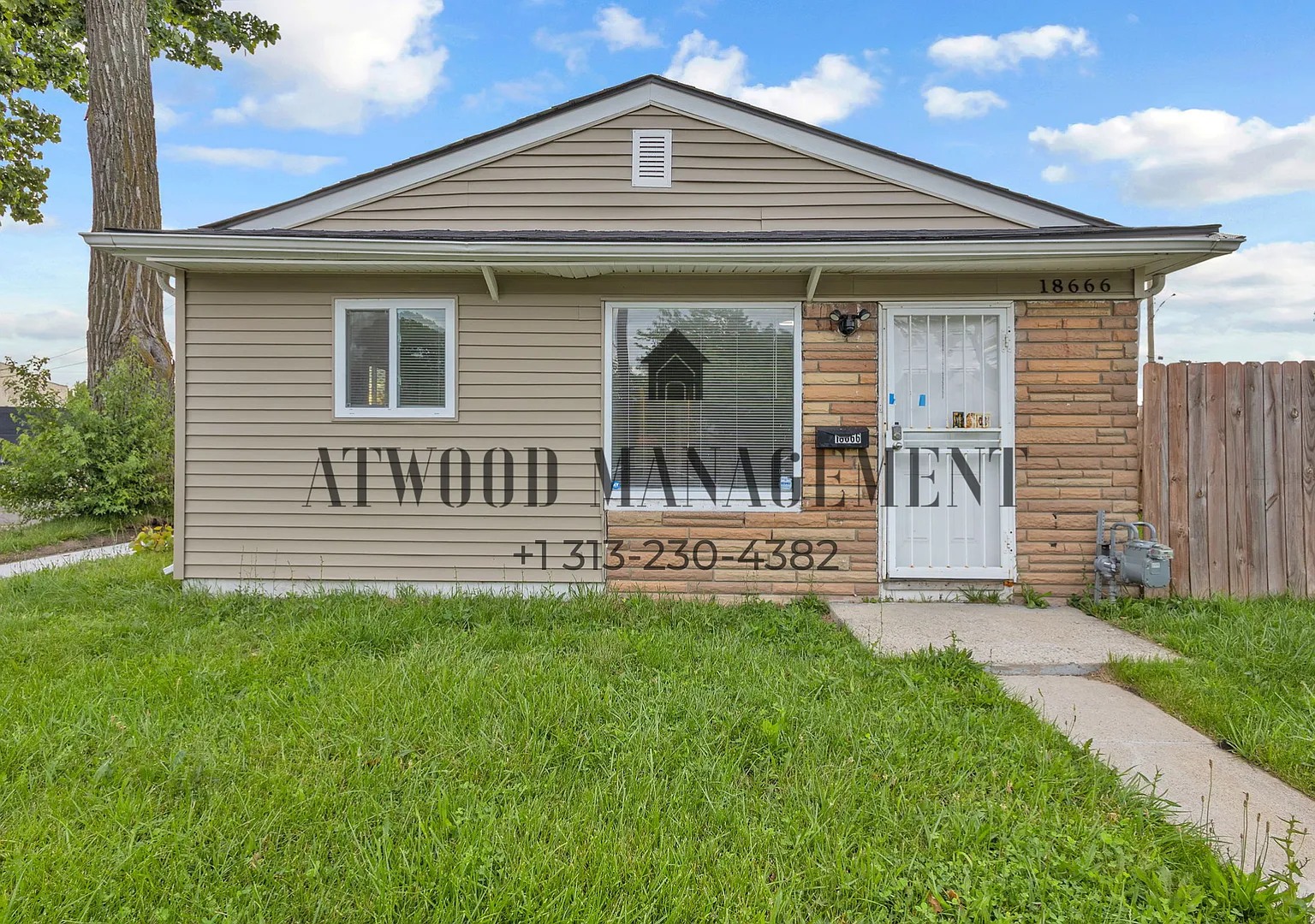 This beautifully updated 3-bedroom, 1-bath single-family home is ready for move-in! — Photo 1