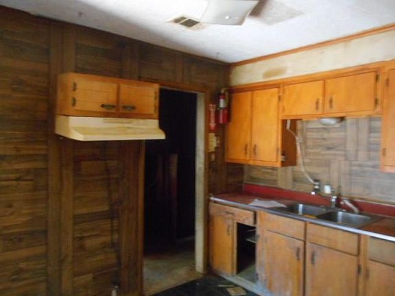3rd image of 557 Solomon St