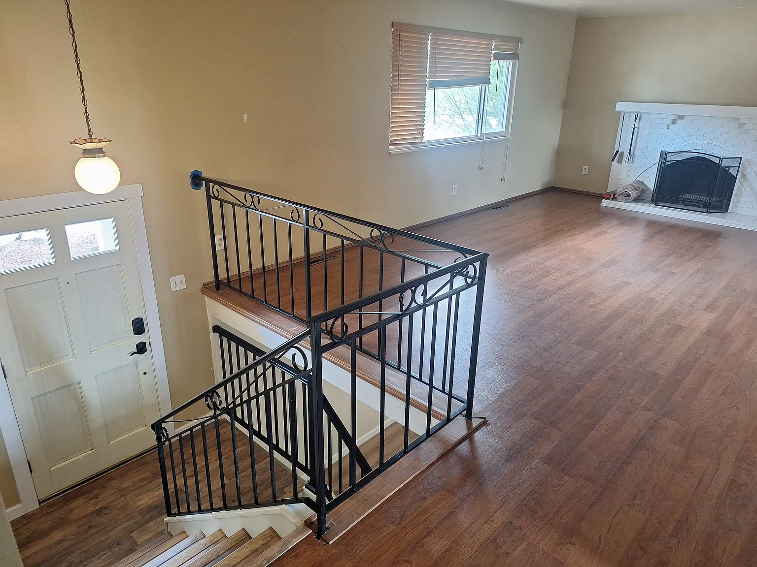 4 bed, 1984 sqft, $2,395 — Photo 2