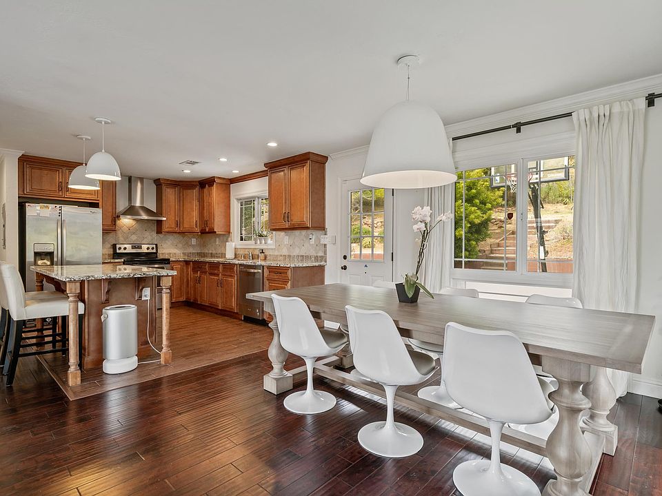 Open floor plan connecting dinning, kitchen and living room.